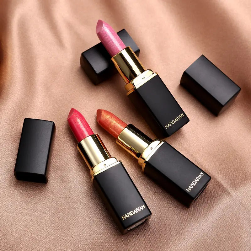 Perlmuttfarbener metallischer Goldlippenstift